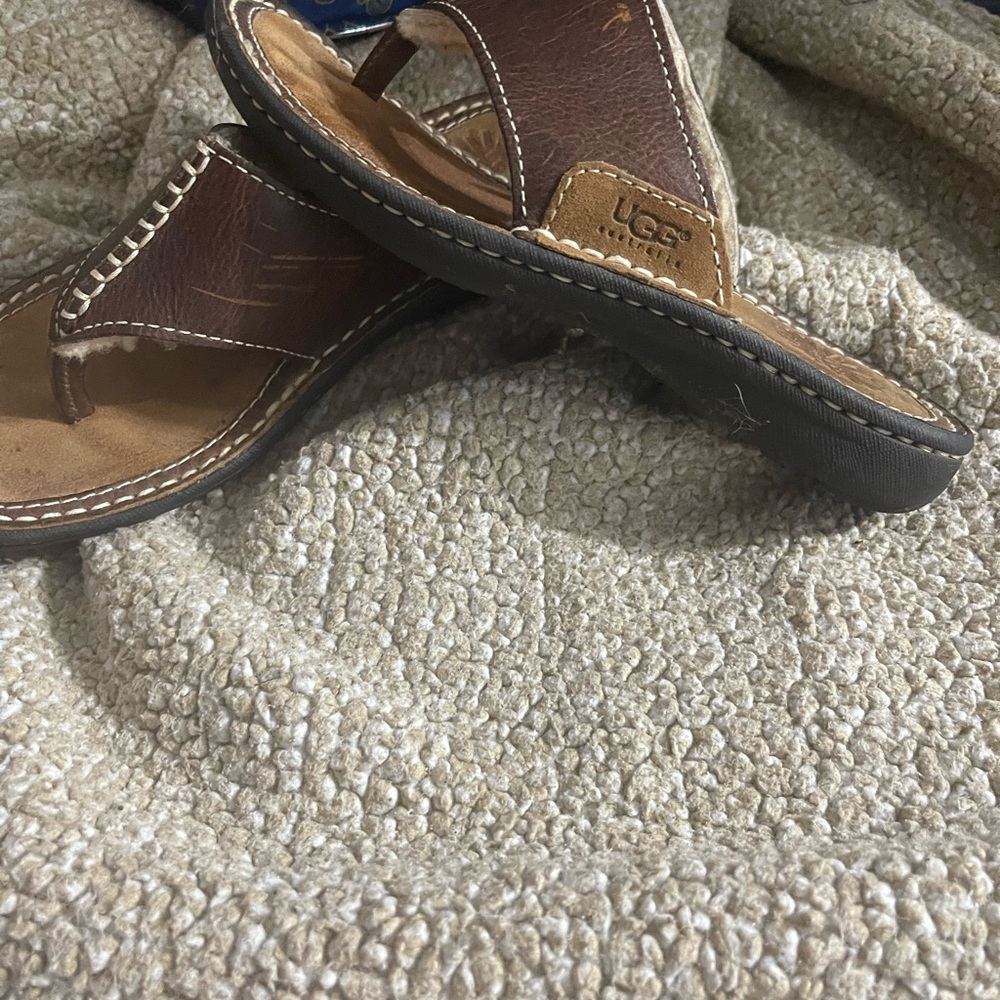 UGG  Australia  women’s Dark Brown Flip-Flops